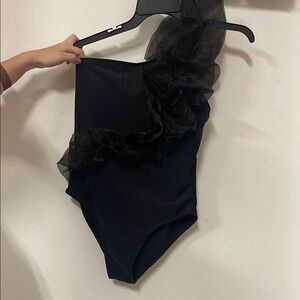 Elegant Black One-Shoulder Ruffle Swimsuit